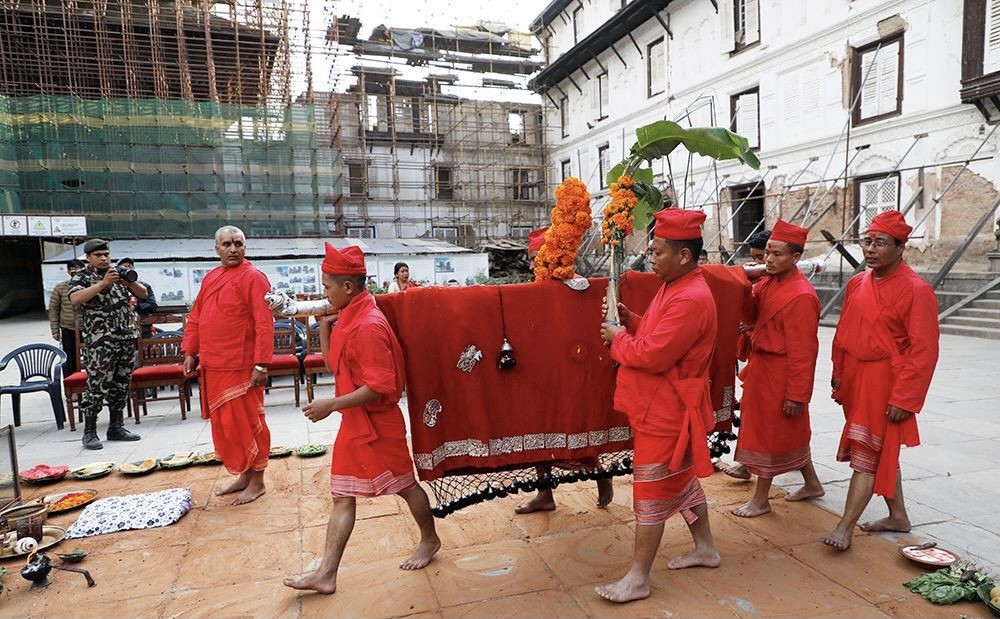 आज शुभसाइतको प्रतीक फूलपाती भित्र्याइँदै