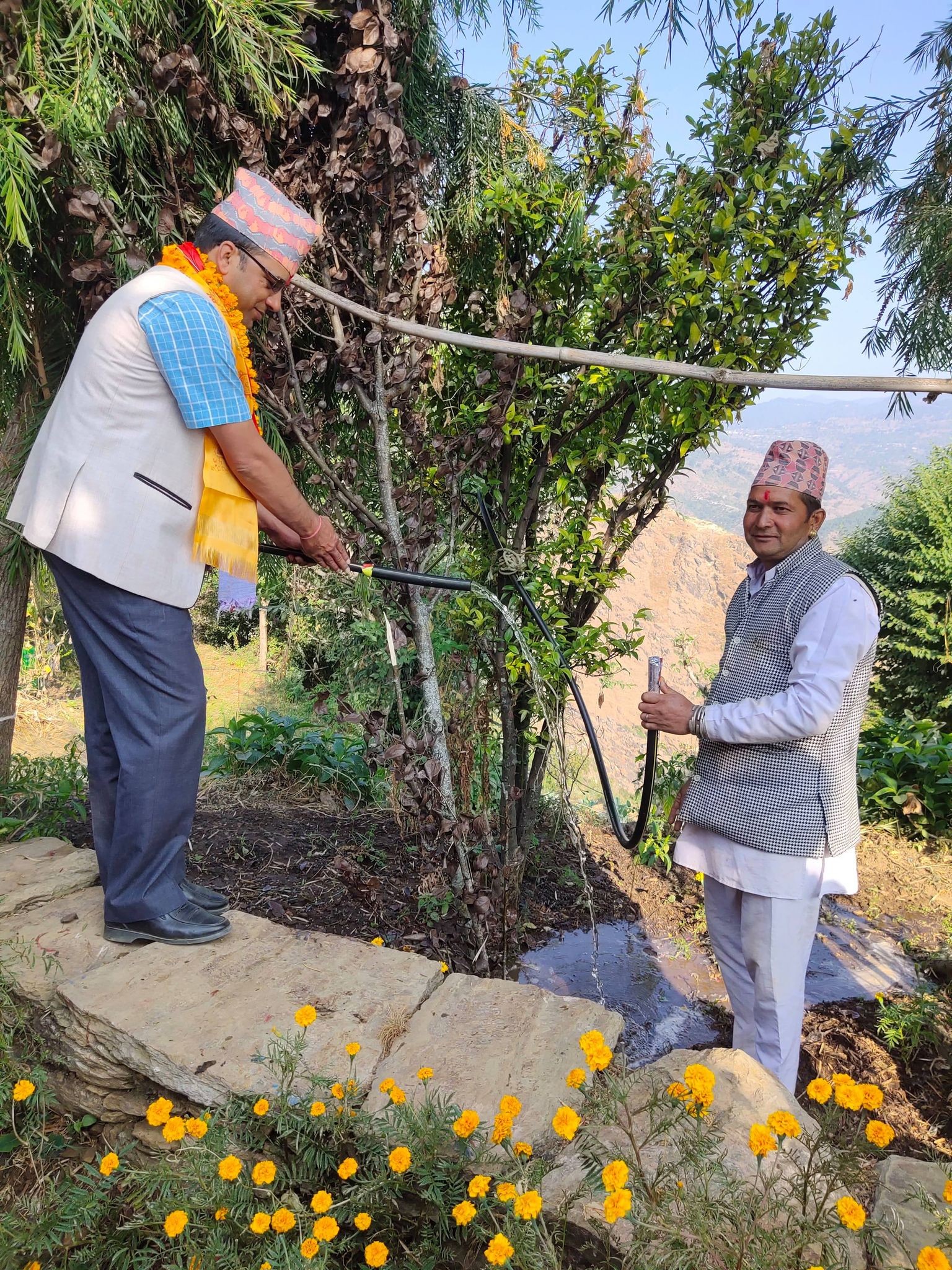 चुनावि प्रतिवद्धता पुरा गर्दै मेयर ओझा, आफ्नै बारीको मुलबाट गाउँमा खानेपानी बितरण