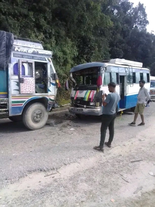 डडेल्धुराको आलिताल मा बस र ट्रक जुध्दा १५ घाइते, ५ जनाको अवस्था गम्भीर