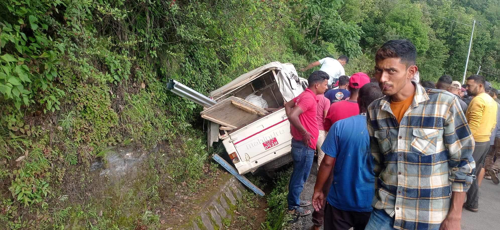 डडेल्धुरा सदरमुकाम नजिकै जीप दुर्घटना, ४ जना घाइते