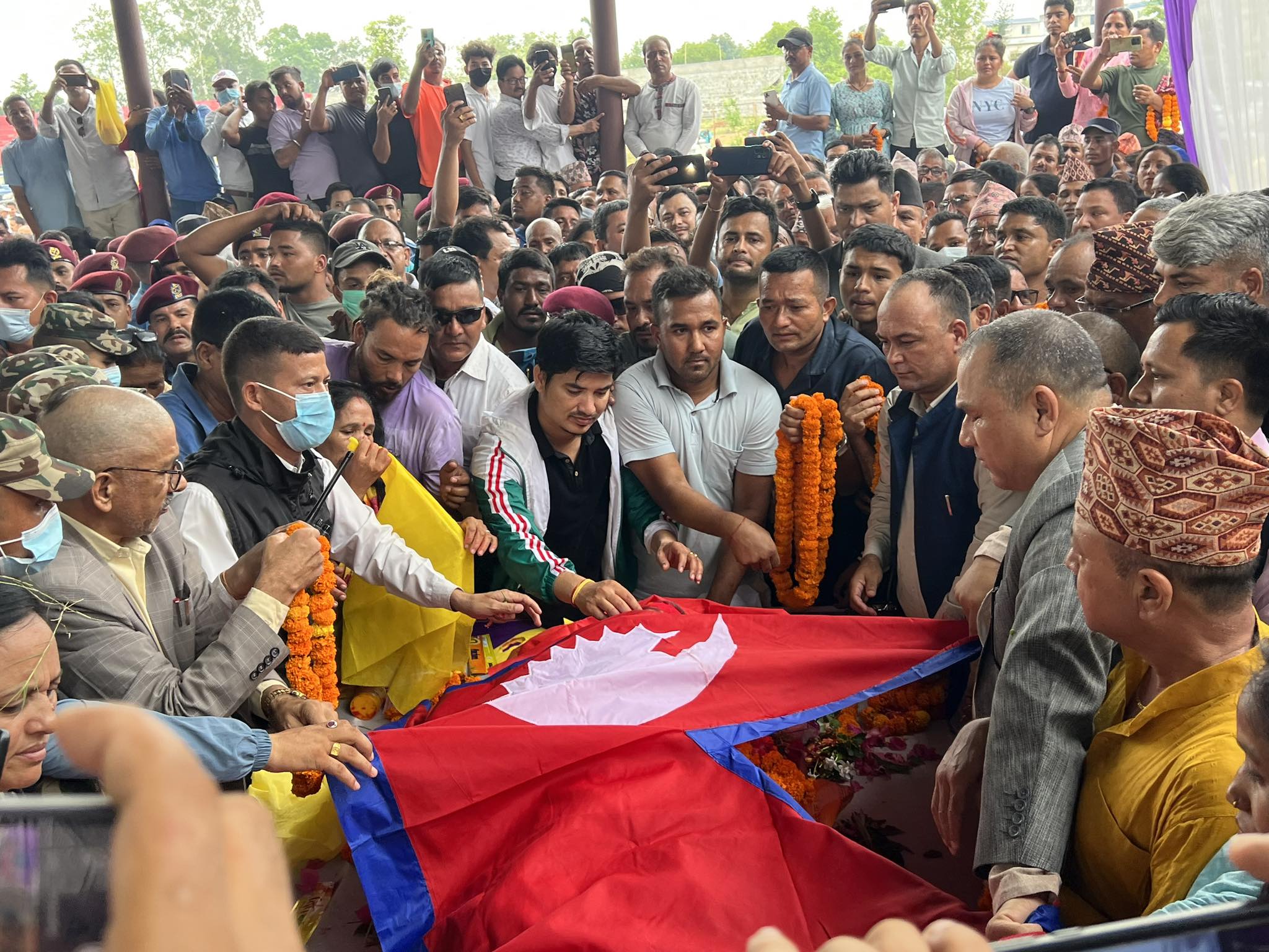 स्वर्गीय मन्त्री सिंहको पार्थिव शरीरमा मुख्यमन्त्री शाहले ओढाए राष्ट्रिय झण्डा