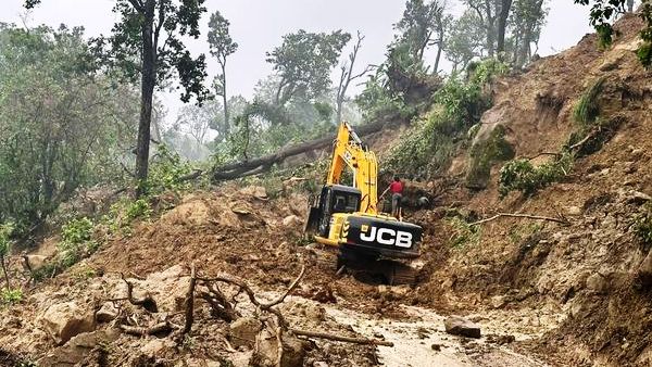 बुढीतोलामा अबरुद्ध रहेको भीमदत्त राजमार्ग चौथो दिन पनि खुलेन