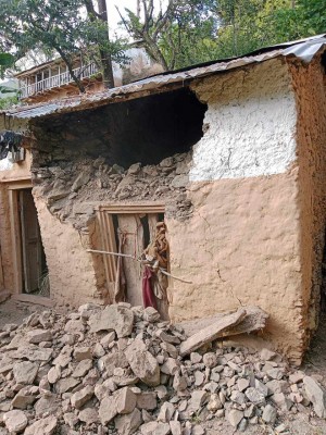 भुकम्पले पहिरो गएर जयपृथ्वी राजमार्गको बिभिन्न ठाउँमा बाटो अवरुद्द